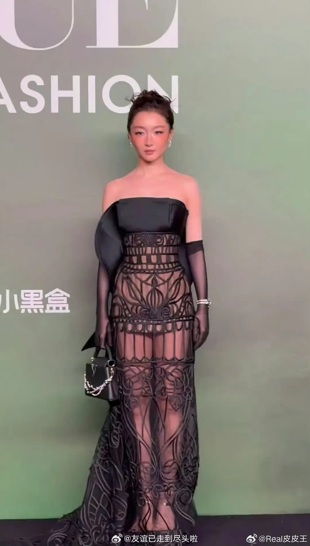 周冬雨张晚意，今晚最灾难的两位大润发杀鱼档口最佳情侣套装[无聊][无聊][无聊]