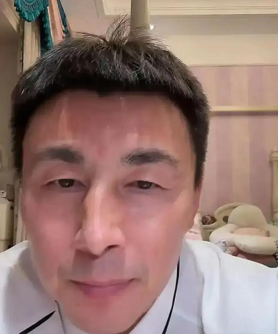 网上传了二十多年，说张效瑞被老大哥故意铲废，听着像武侠片。李玮峰直接开直播怼：巴