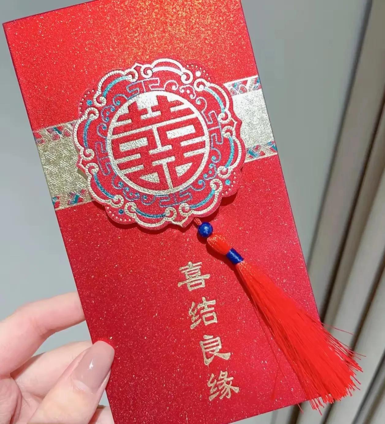这2天可把我愁坏了！弟弟要结婚了，我随礼多少合适？我爸说28888，我妈说888