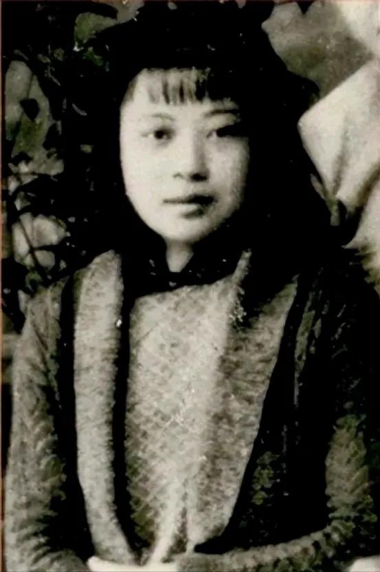 1945年，一位八路军女战士遭到了日军的轮奸，随后日军又用刀子割她身上的肉。突然