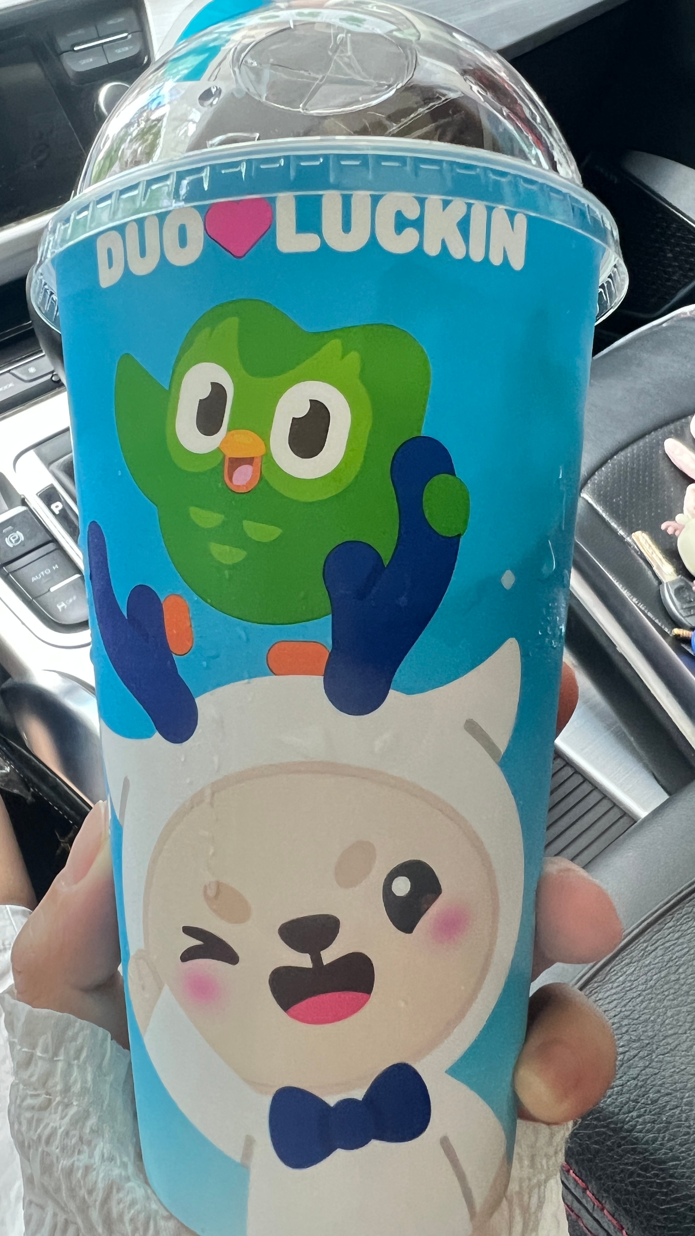 瑞幸就是巨坑，每周为了这个联名杯天天去买咖啡虽然不知道这个杯有啥用，但就是想要