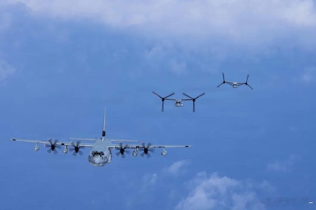 KC130J和陆战队鱼鹰比翼齐飞武器装备兵器影像外军影像