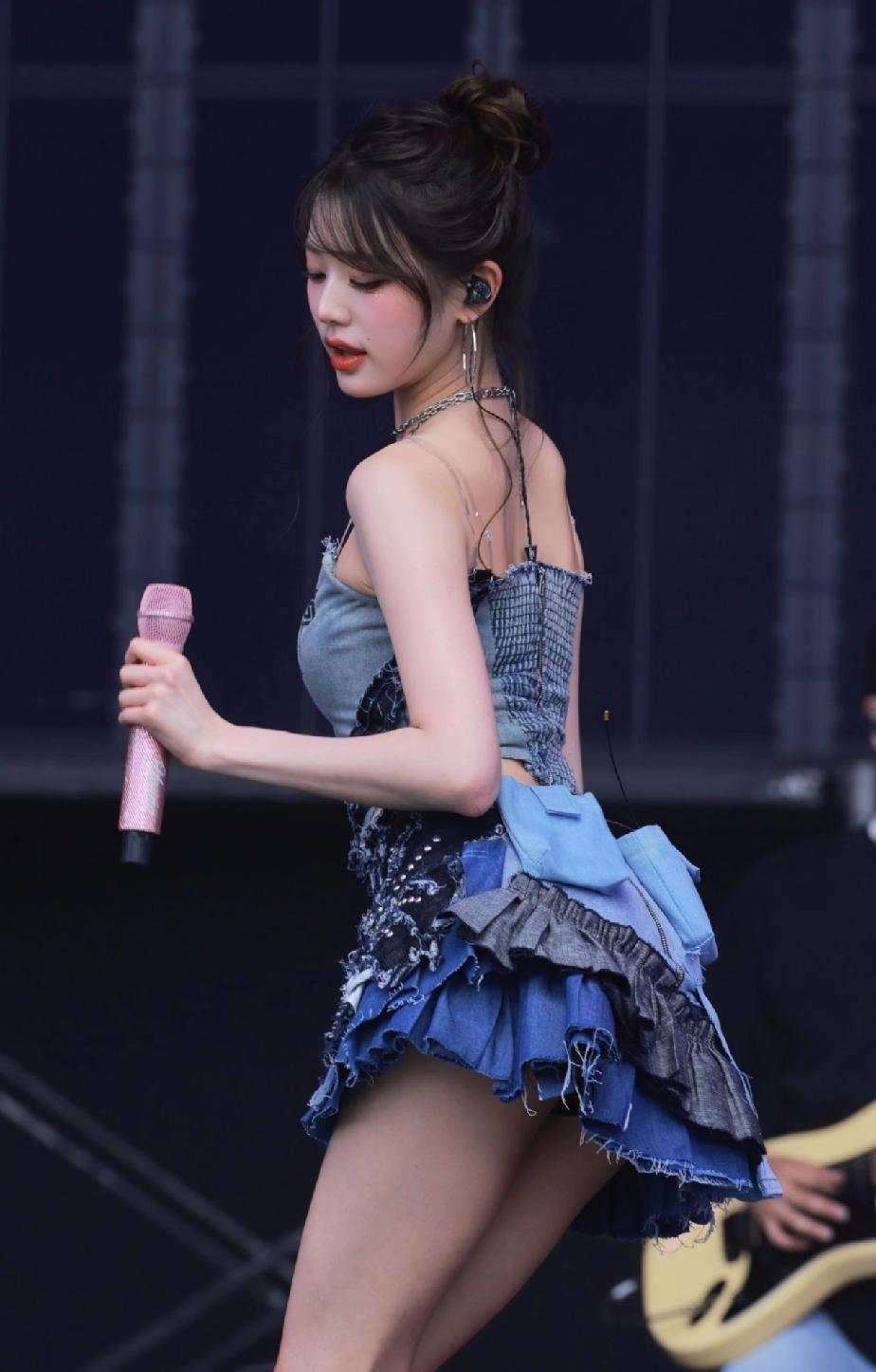 张元英的小动作一直这么多，
裤子的长短也是随意拿捏观众。
性感可爱，
但是不擦边