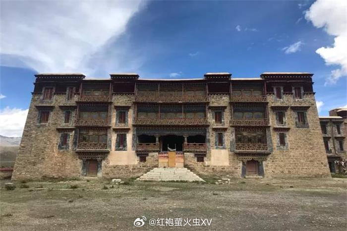 旧西藏 “山南王” 拉加里·朗杰加措，其地位是完全自治的（相对于拉萨）。1959
