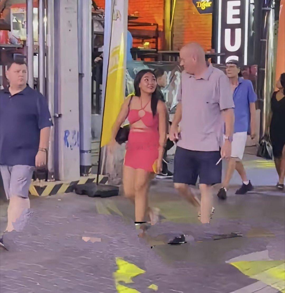 来泰国芭堤雅出差旅游，满街白人老头牵着年轻泰妹，恩爱得很。同事笑我少见多怪：这叫