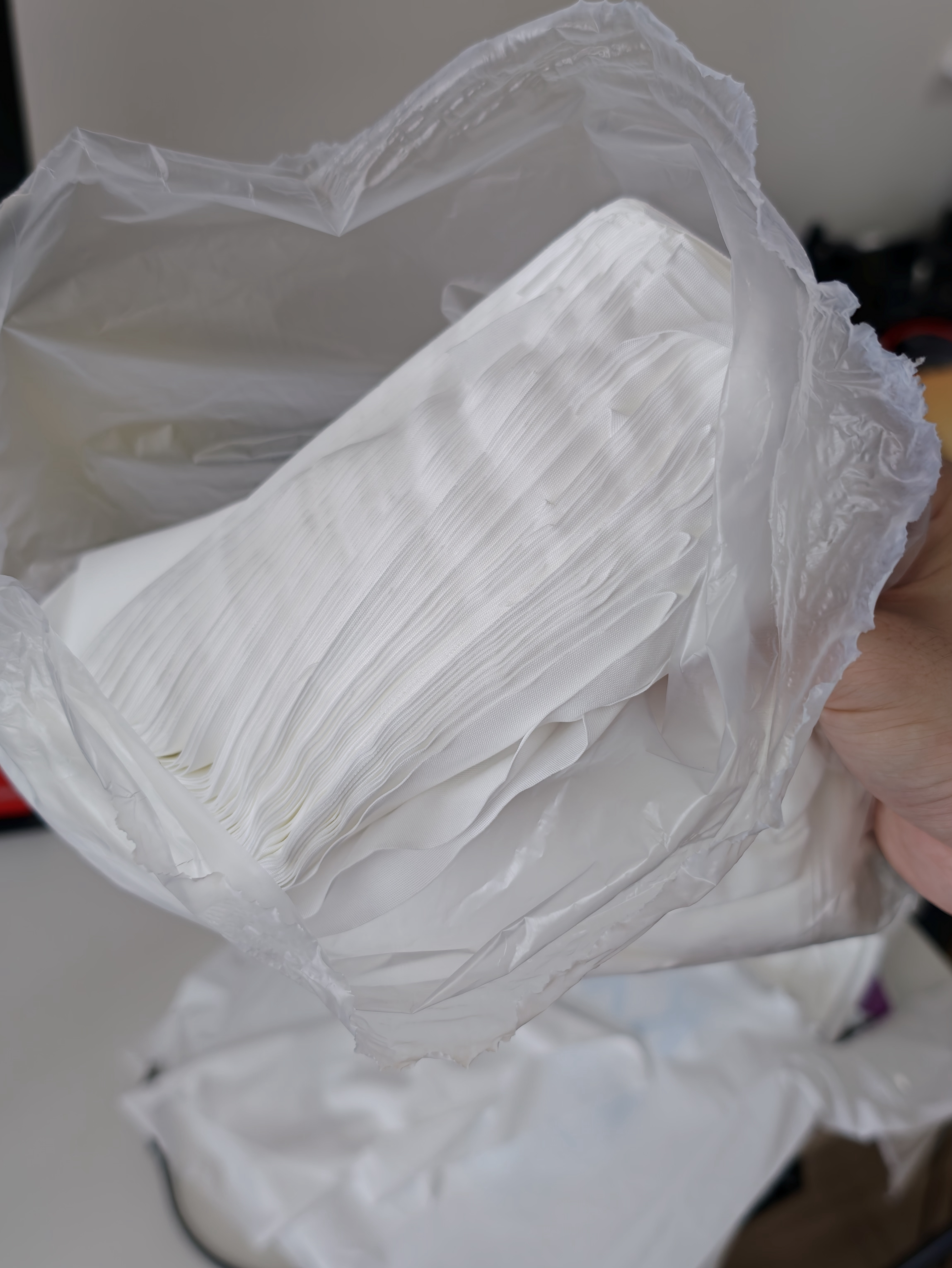 整了一批工业级无尘擦镜布，虽然包装没有影视飓风那个好（废话），但这个布基本上是一