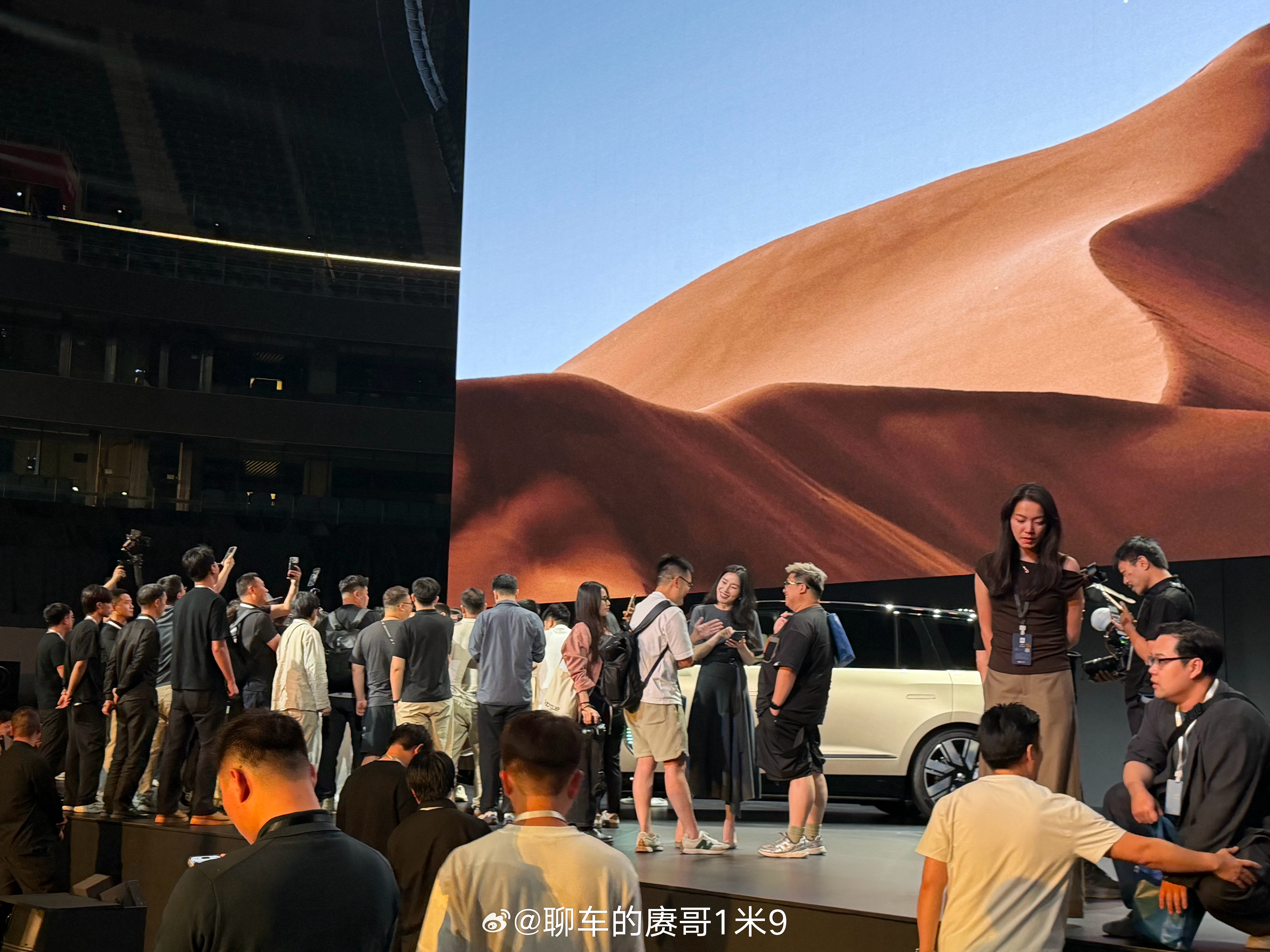 蔚来的发布会特色结束以后斌哥，力洪，甚至斌嫂都会在台上招呼一阵算最愿意跟用户媒体