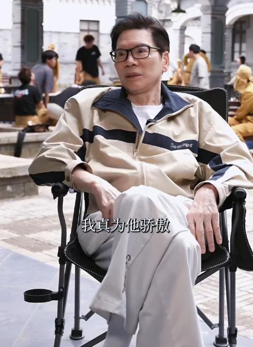 向华强探班向佐，感叹：“你现在红了！”因为他发现十几个老板、十几部戏，在等着儿子