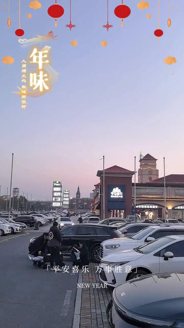 巨型爱心空降罗马春天奥莱。
今年的情人节就在满满的爱心氛围中度过，随手一拍都是大