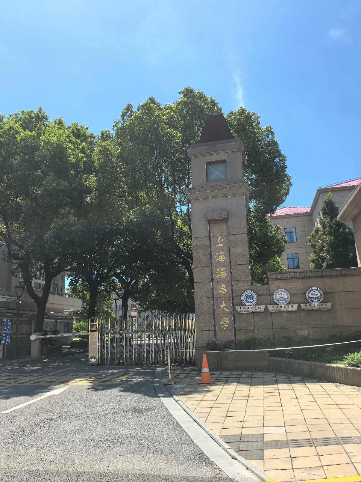 砸30万补课到700分最后上了职校初中能花 30 万给孩子补课的家庭，就不用质疑