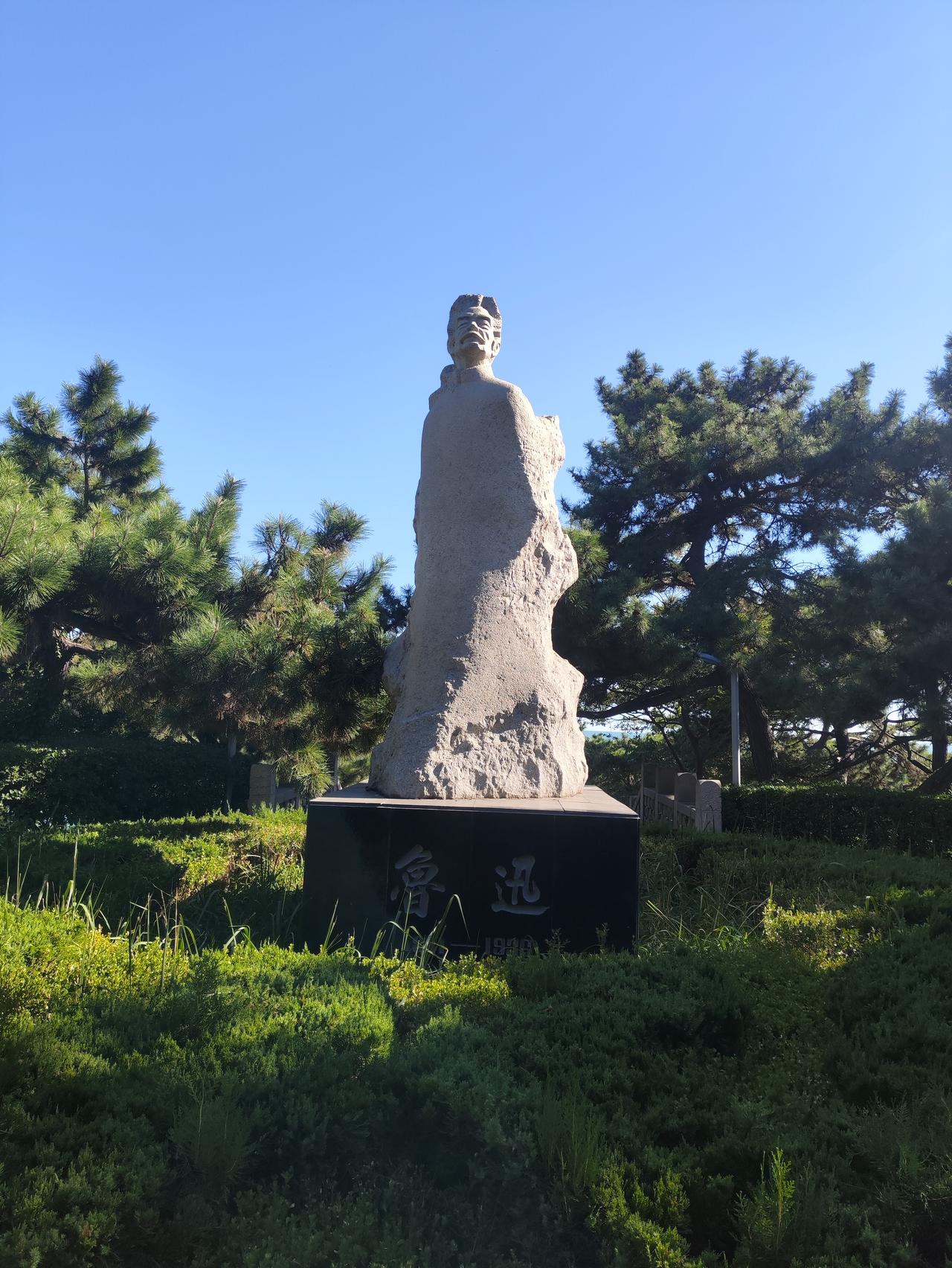 秋

时光可以
使容颜老去
可思想的杈丫
却在岁月中常绿