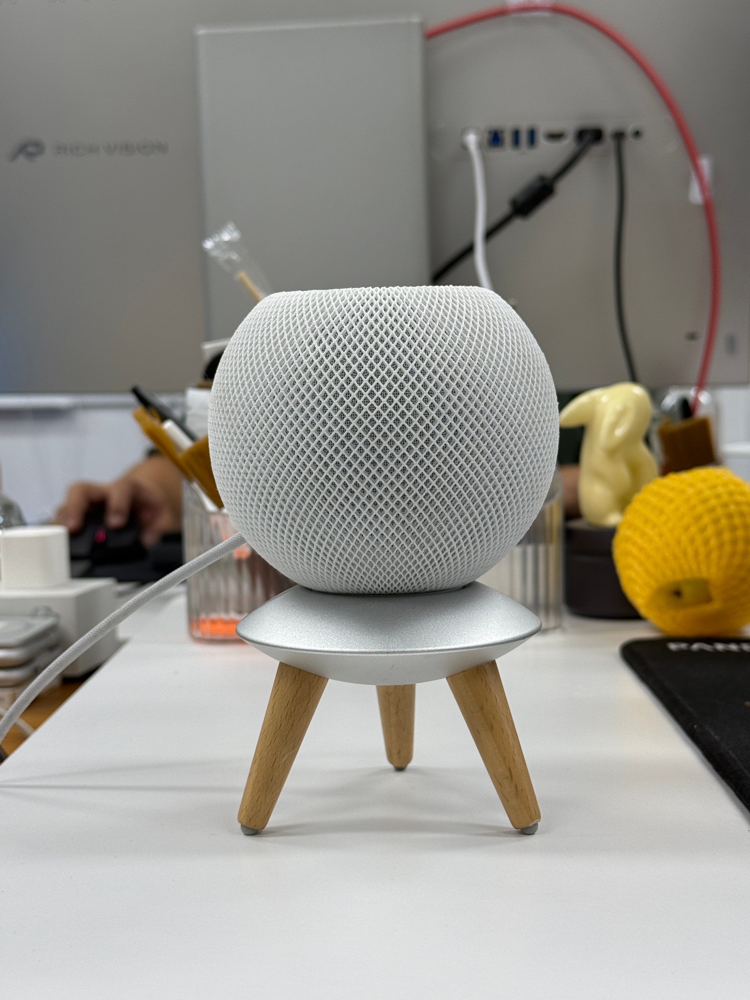 给 HomePod mini 安排上这个小支架，格调瞬间就有了，250克的铝坨坨