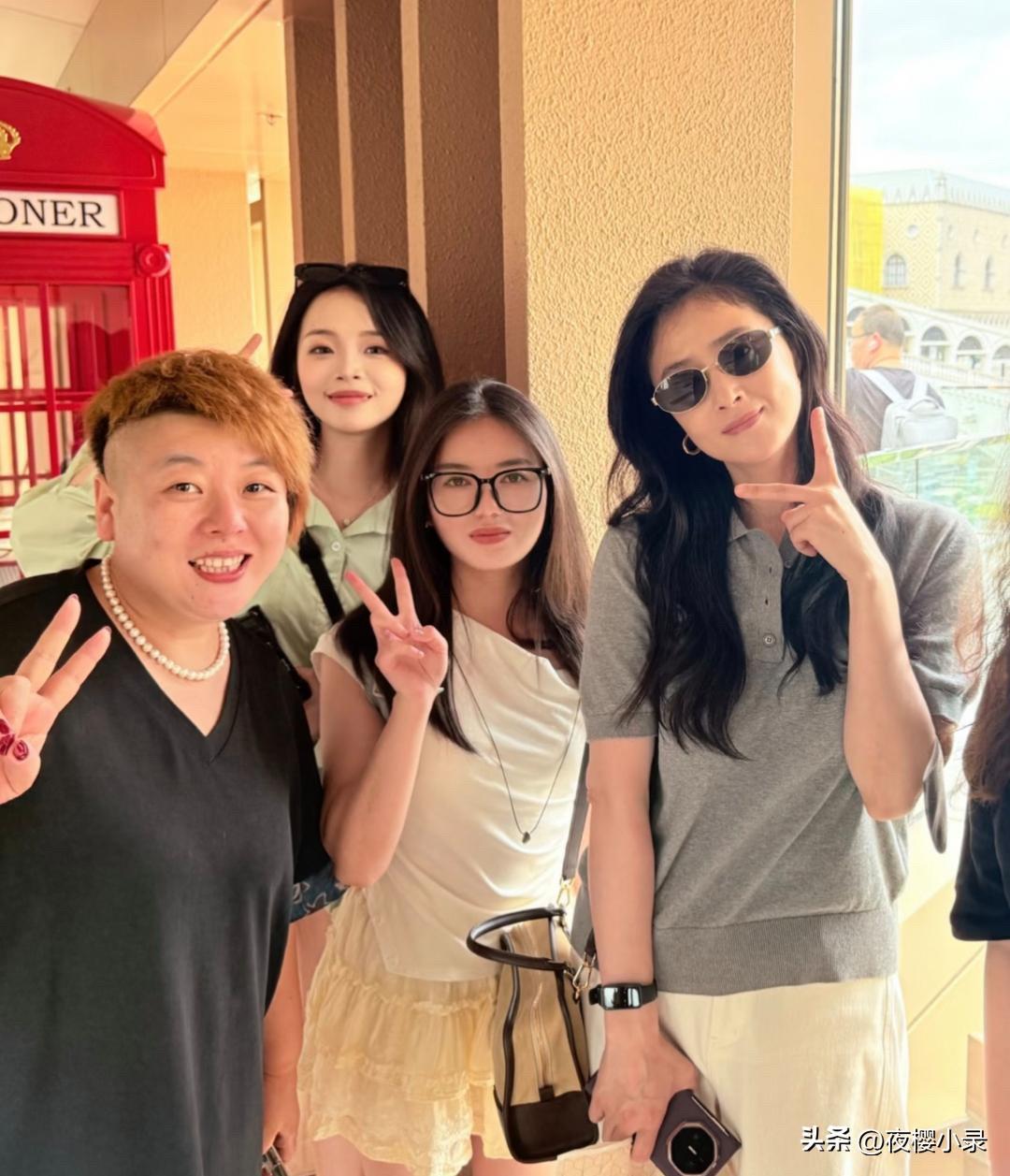 43岁蒋欣在澳门逛商场被偶遇，她现实中真人很瘦，身高目测超过1.7米，皮肤白皙，