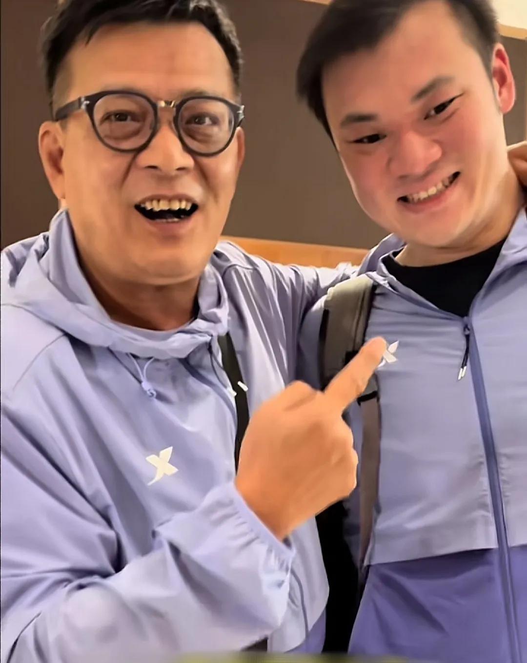 黄日华给女粉丝牵线认识25岁星二代，男方一脸羞涩，网友:华哥从追星中介变婚介了！