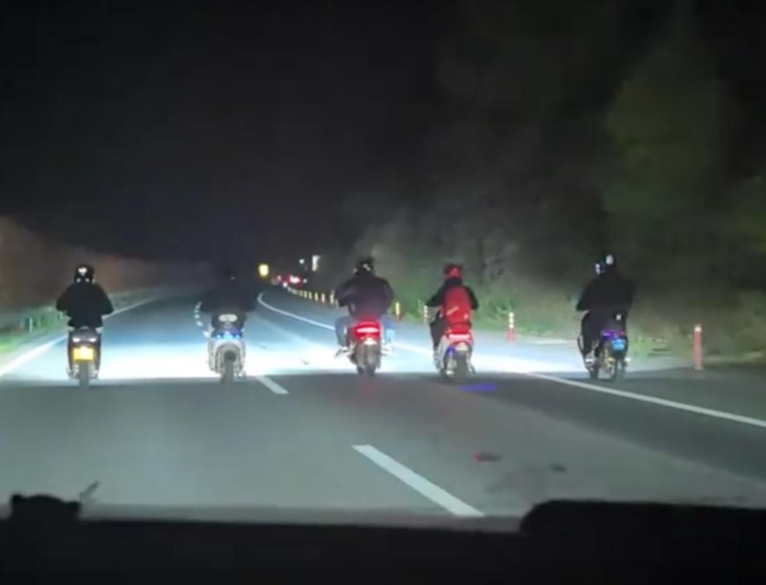 5人并排骑电动车“霸占”山路，下一秒警车出现！网友：教科书式执法

4月4日，安