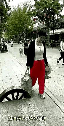 大庭广众之下，偏偏有人把一个动作做得跟没事一样，手一探、东西一收，快得像练过。