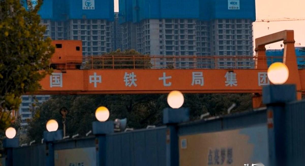 很多人不知道，郑州其实藏着一对“王炸”。
都姓“中铁”，一个“老炮儿”，一个“新