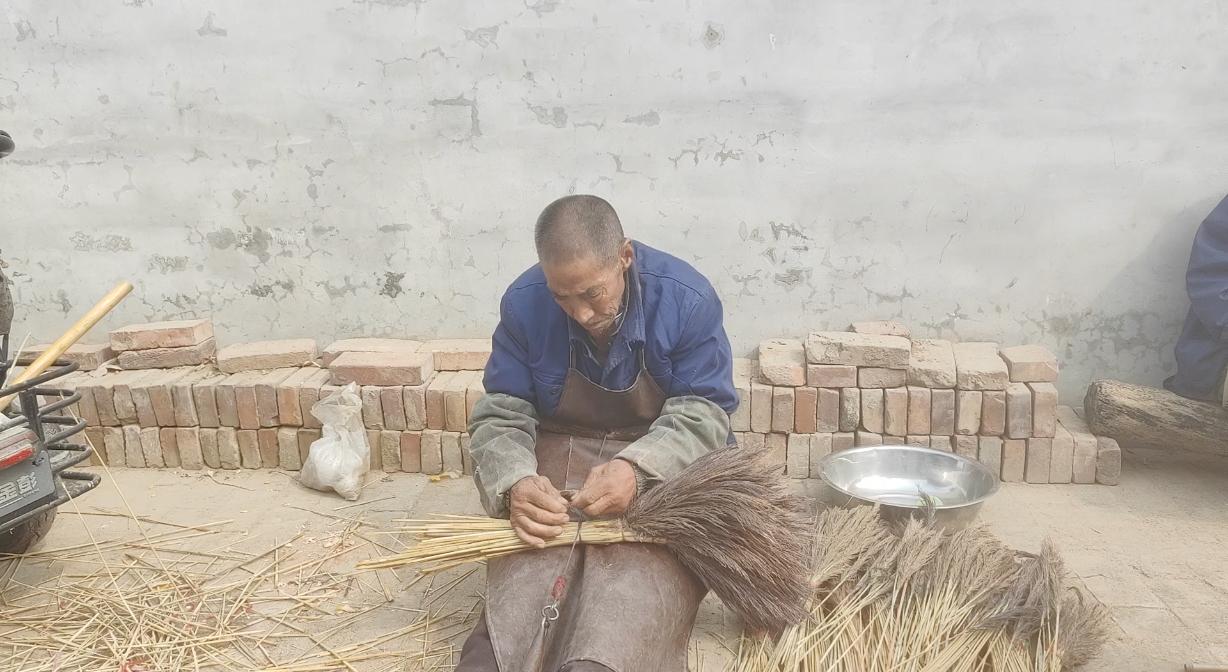 因为昨天的活没干完，这位五保户老人又来了。
这位老人是我们邻村西诗经村的，离我们