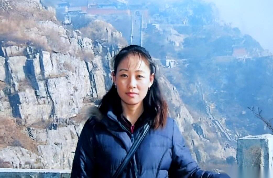 连华人神探李昌钰都想拜她为师。
就凭看几个脚印。
你敢信？一个内蒙女人，自家小卖