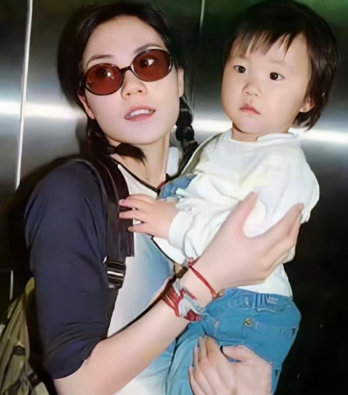 窦靖童会在歌手唱王菲的歌吗 王菲和窦靖童身上都有一种不太在意外界怎么看的劲儿，但