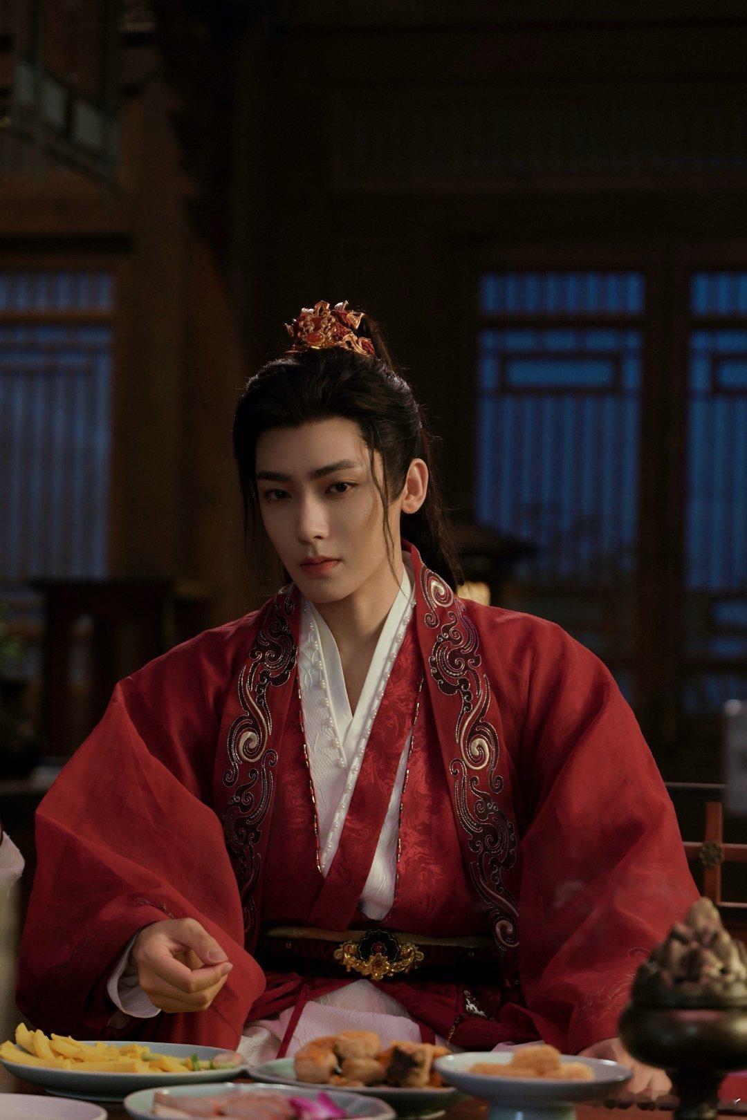 侯明昊把萧无衣演绎得很到位，对外行事凌厉，私下善待将士遗孤，和世子妃只是相互庇护