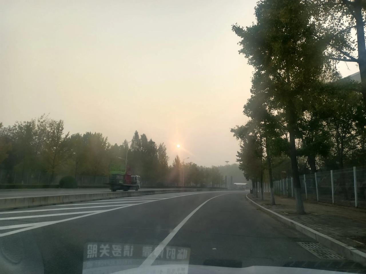 雾蒙蒙的北京又回来啦！
北京天气不规律 北京大雨天气 北京明天下雨 北京初雪 北