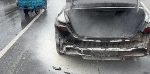 ​​“一辆车在后面狂按喇叭，一直追着我，我以为他要超车，还提了速。”10月28日