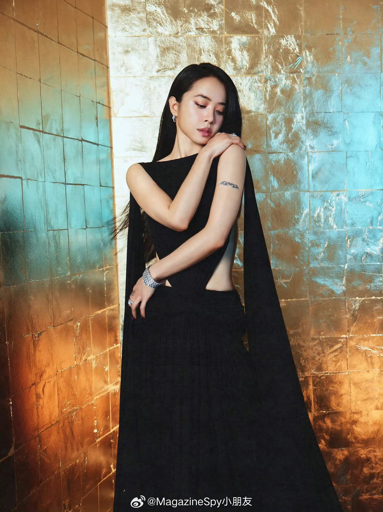 蔡依林第37届金曲奖造型图集，身穿Balenciaga 2026秋冬系列黑裙，斜