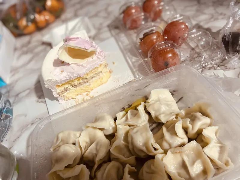 在我看来，幸福不是功成名就，而是生活里的点滴温暖。
清晨，阳光轻洒在枕边，不用着