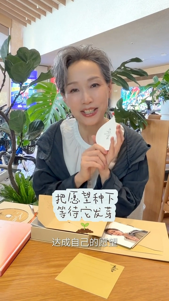 叶童🍃叶童实体专辑童🍃叶童不一样的我mv上线特别的礼物投送中～CD，歌词本，