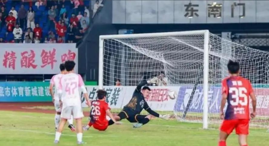 决赛前夜，常德队还在直播带货到凌晨一点。
 
三天后，0比3输给永州。
 
永州