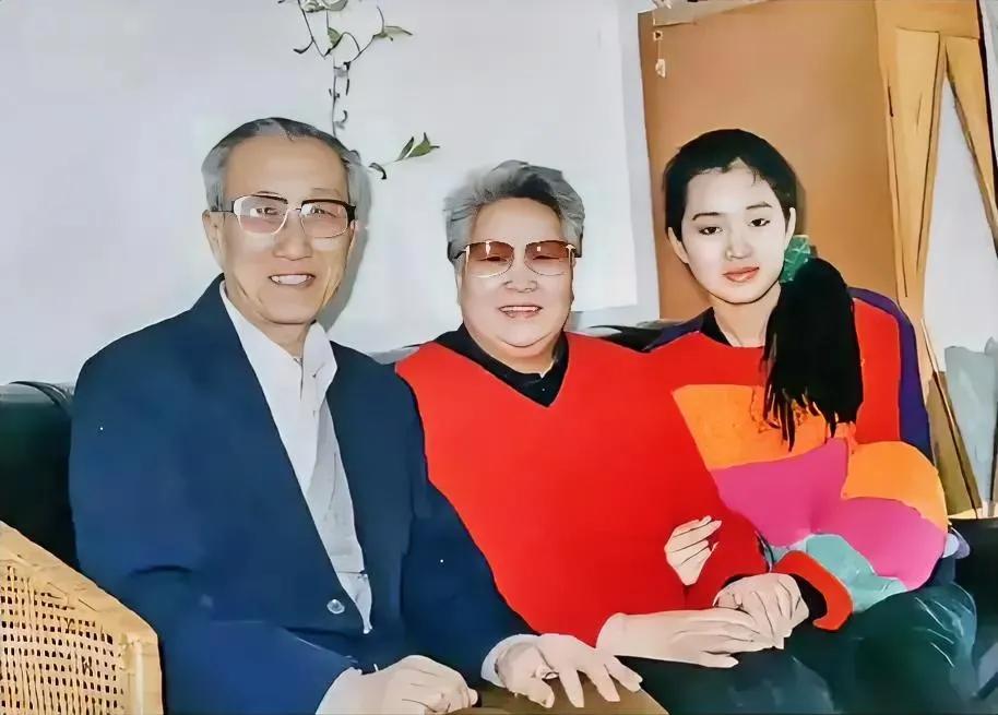 90年代初，巩俐和父母，拍下了一张珍贵的合照。照片中的场景充满温馨，尽管她在外人