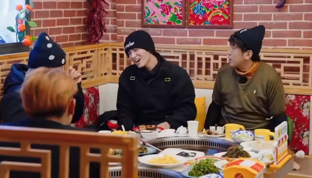 邵子恒海外训练时大腿曾被烫伤 邵子恒海外训练时真是状况连连！便利店里泡面被桌子晃