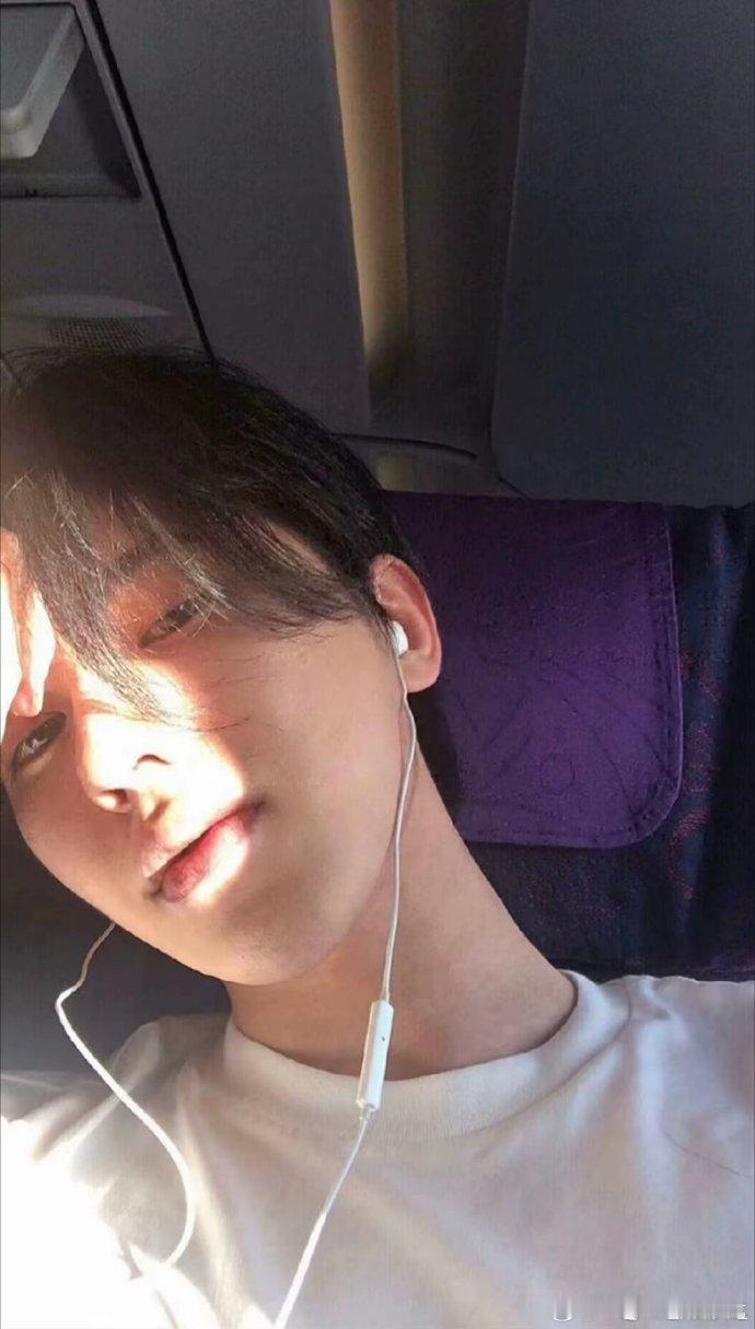 蔡徐坤帮山区学生追星邓紫棋    没接通邓紫棋电话没关系，蔡徐坤录下小朋友唱的《