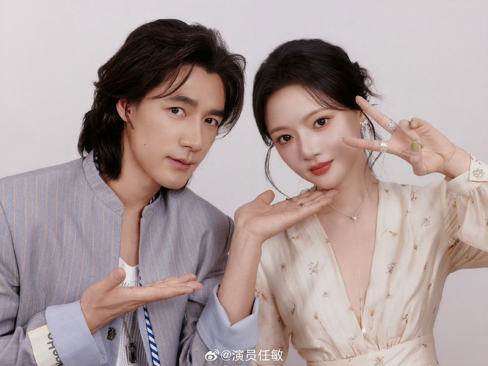 #任敏和三爷一起比个耶##任敏此沙托脸合照#良陈美锦合照有，互相托脸超甜！敏沙般