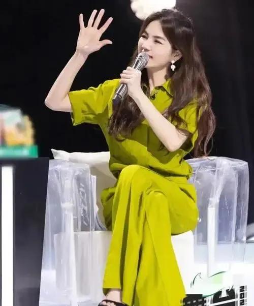 现在看看，她才是三人中最后的人生赢家吧！

20多年前，在风靡一时的She组合中