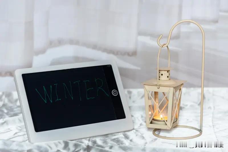 冬日的晨光总带着几分慵懒，穿透晨雾洒在窗棂时，新一天的打卡便有了温柔的开场。推开