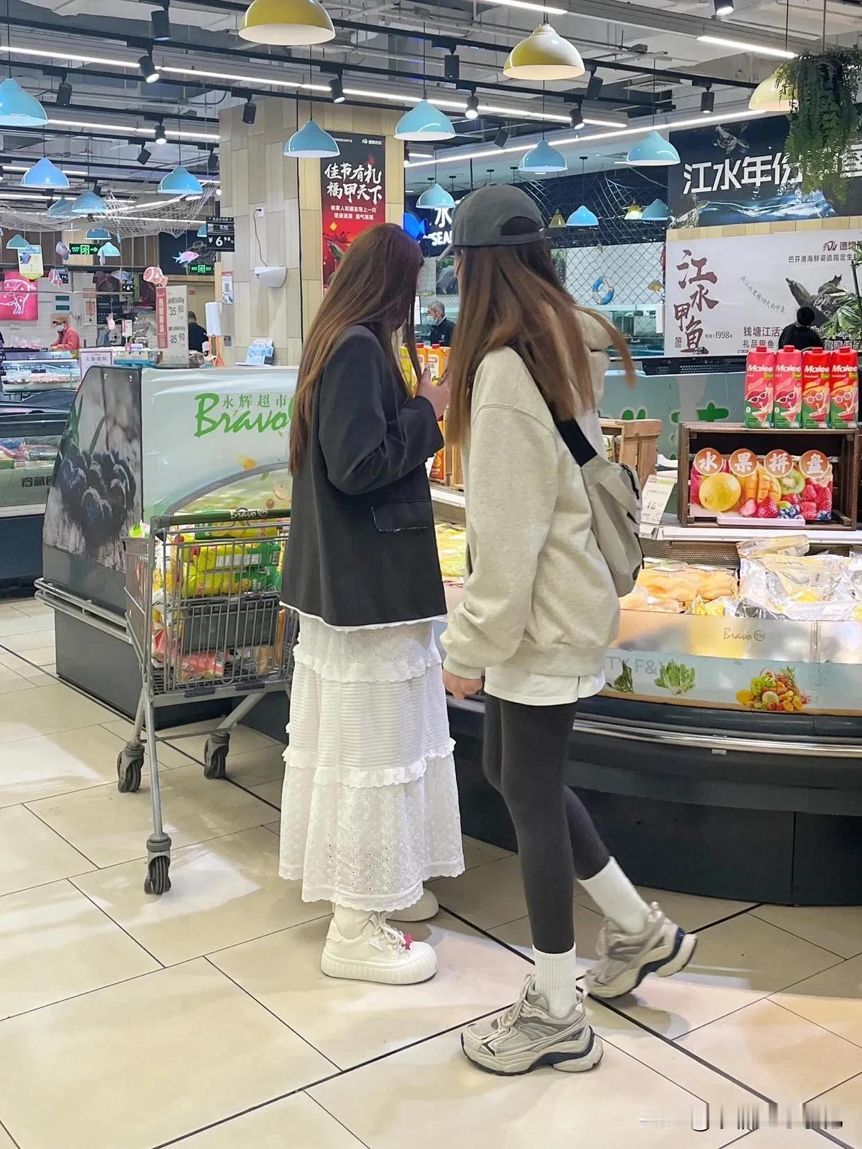 这两天很少看见有人穿瑜伽裤了