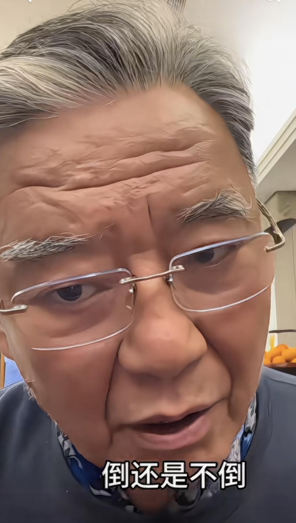 老演员李立群直播不断，十分接地气，内容全围绕着生活日常。
他吐槽家里大年初一就吃