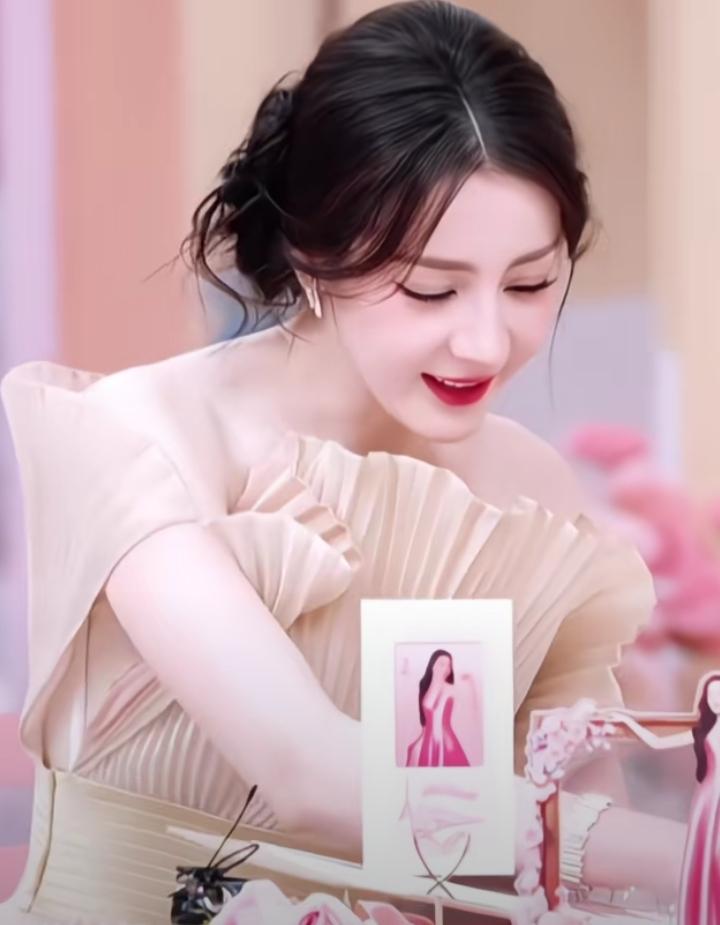 迪丽热巴真的美到出圈！
3月22日晚，她一亮相品牌直播间，瞬间引爆全网，话题阅读