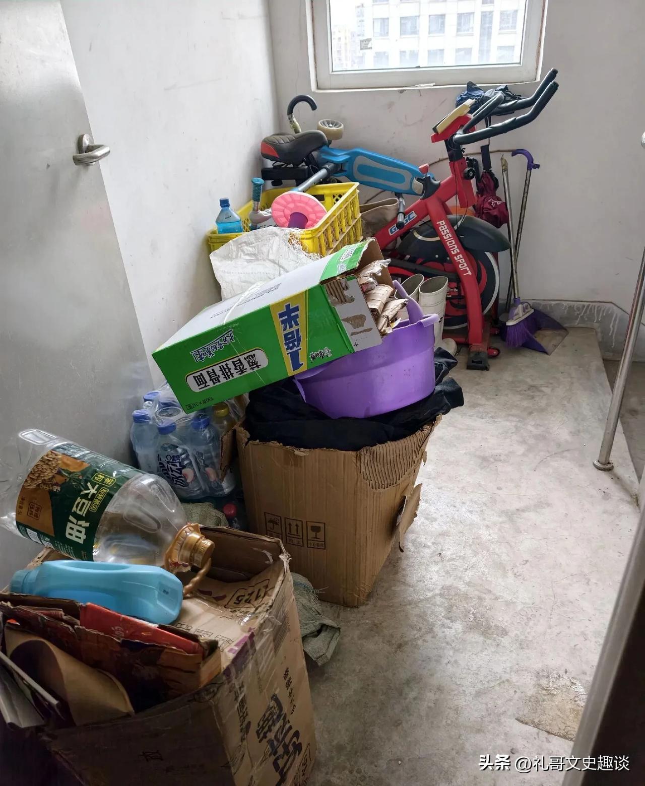 这样的邻居该如何搞定。今天走步梯的时候，发现3楼的邻居几乎把那个楼道都快占满了，