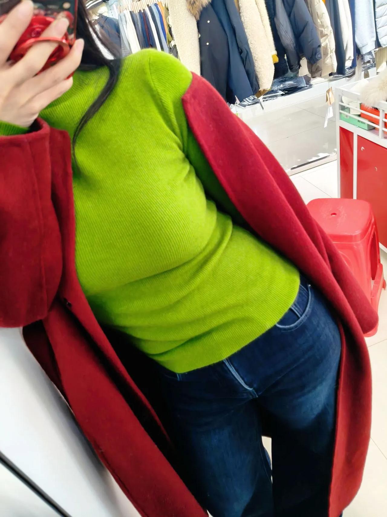 红配绿真的不好看吗？朋友说红配绿赛狗屁，我怎么看着又新又亮的，很喜欢这个配色。你