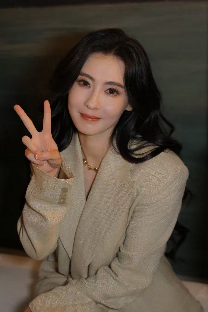 张柏芝把春天穿在身上 瞧！张柏芝这身西装满是春天气息。清新柔和的黄绿调，利落版型