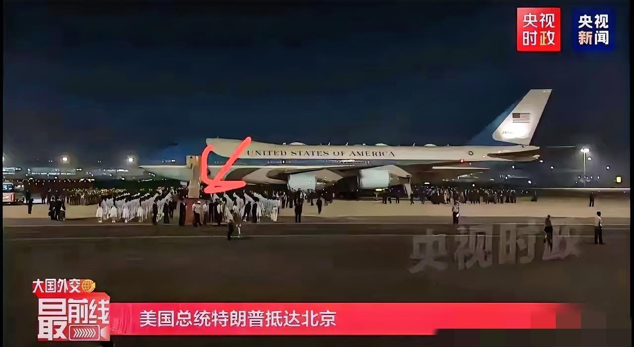 特朗普抵达机场了
 
看直播时发现一个很有意思的点，就是一直以为红地毯是提前铺好