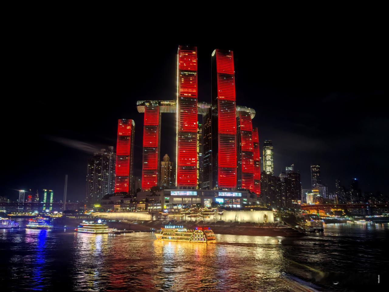 重庆江滩公园的夜景真的是把山城的浪漫焊在了江面上。