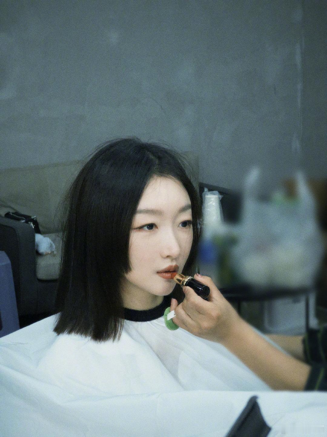 周冬雨剪回短发了 相比长发还是喜欢短发的周冬雨，清新又灵动的感觉。 