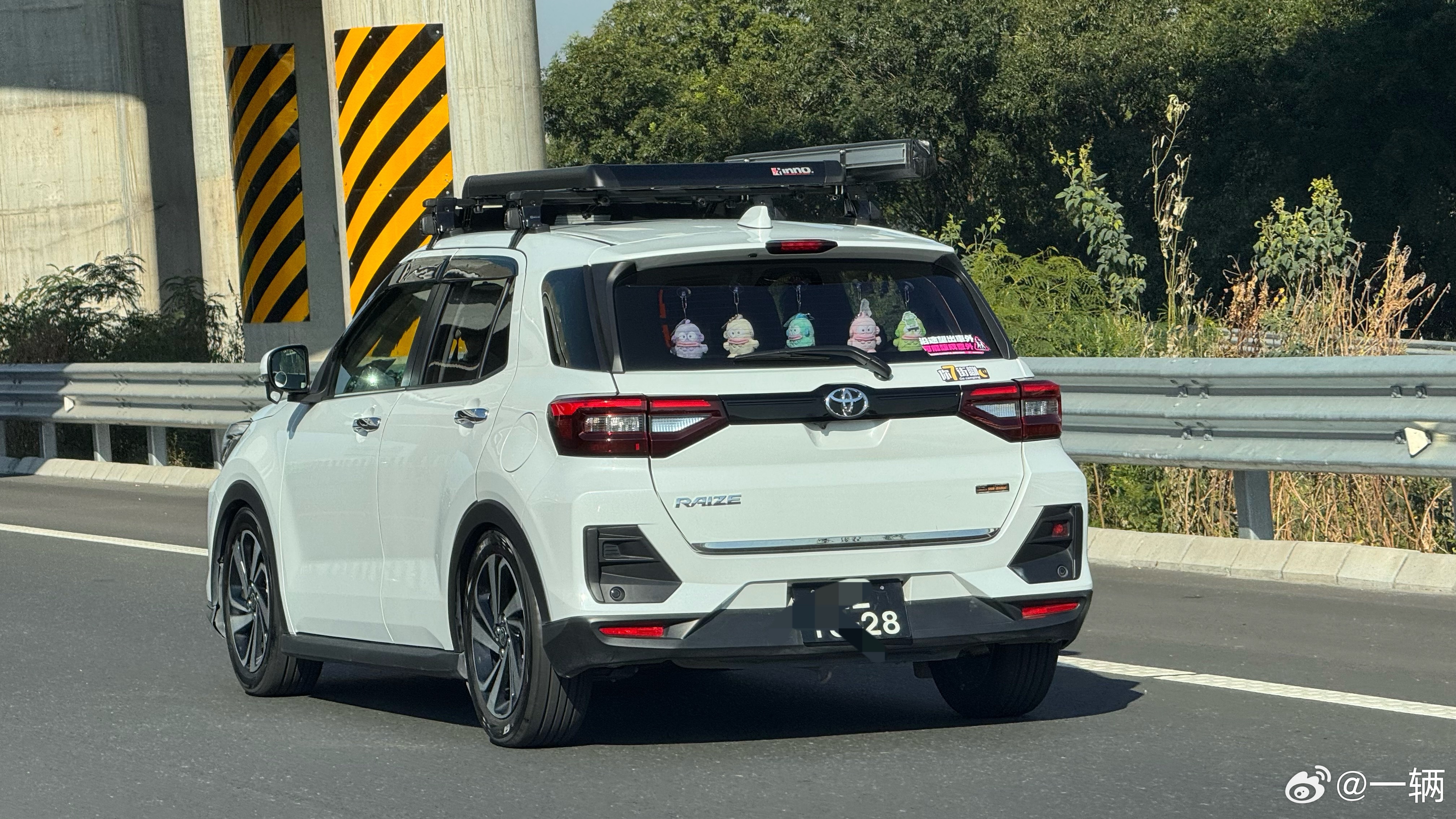 这黑牌配这款车有种去到马来西亚的错觉