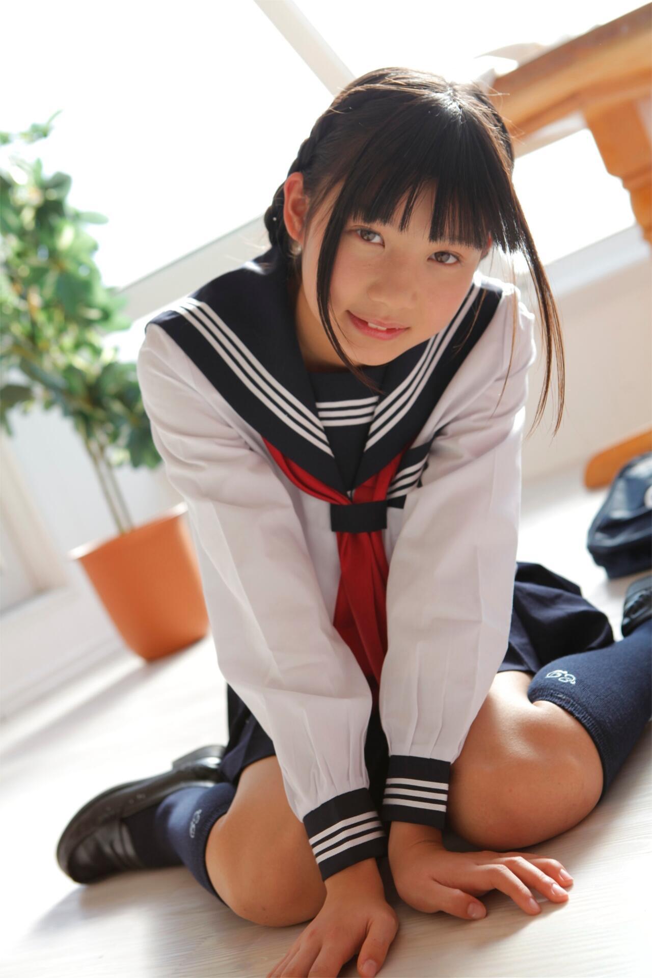 阳光下的可爱少女，穿着水手服，微笑着看向镜头。