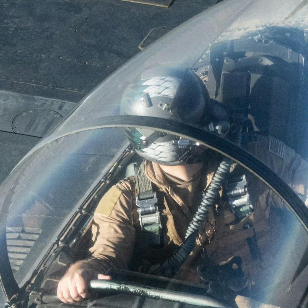 还真是两架F-15E，看头盔确认是美国空军335中队“酋长”的。
335中队可谓