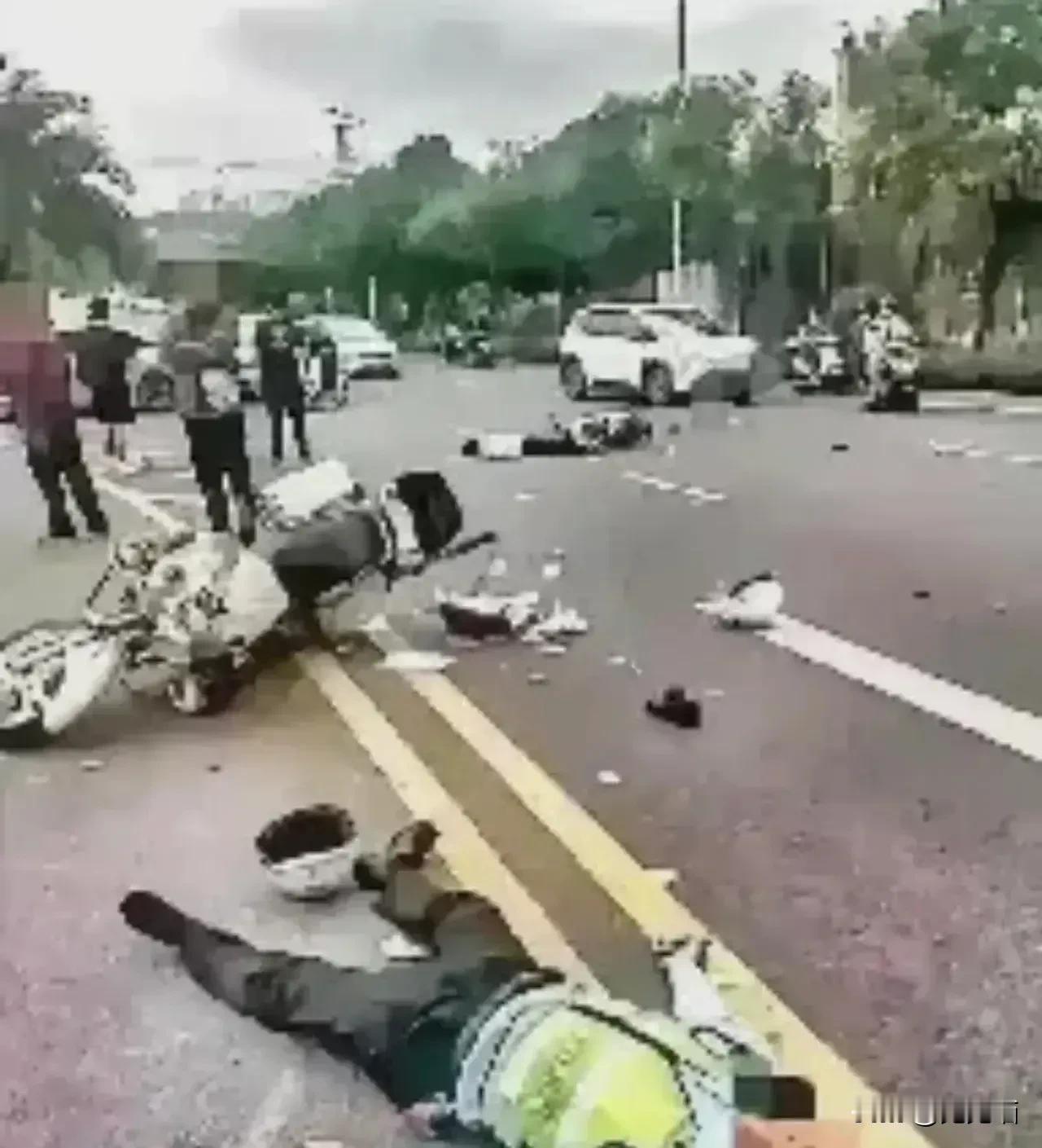 交警追逐未戴头盔电动车，意外摔倒引发热议！

近日，在一个阳光明媚的午后，宁静的